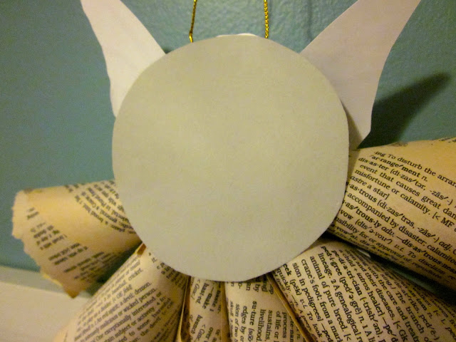 ornamentos de anjos antigos, As p ginas do livro s o coladas em um peda o de cartolina na parte de tr s O rosto do anjo adicionado frente