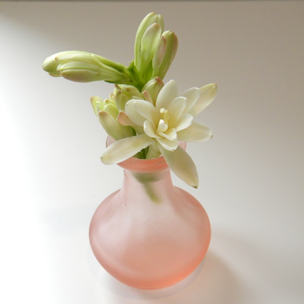 spring floral inspiration budget friendly arrangements, flowers, gardening, home decor, Even the smallest vases with a few flowers can brighten up a room