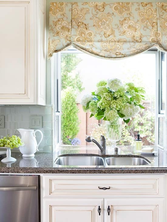 7 dicas para decorar a cozinha elegante e prtico, Um lindo tratamento de janela pode unir todas as cores Imagem via Pinterest