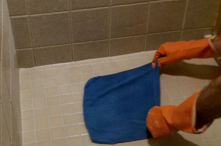 ducha lechada que no mancha o necesita sellado nunca, Arrastra un pa o de microfibra h medo por la superficie de la baldosa para eliminar cualquier bruma