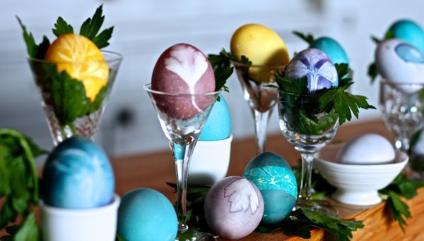 decorao e estilo de ovos de pscoa, Ovos manchados com corante natural e estampados com ervas estilizadas em copos de xerez e ta as de ovo vintage