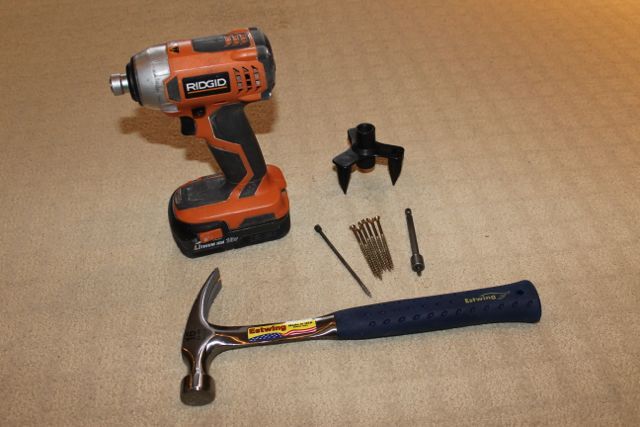 conserte facilmente pisos de carpete que rangem, Use uma furadeira martelo e o kit Squeeeeek No More para consertar as rachaduras