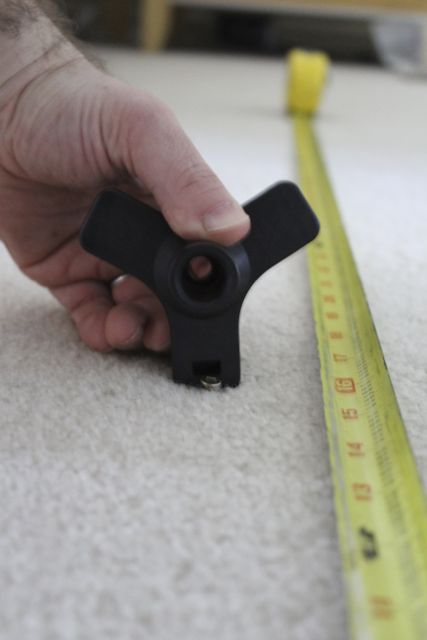 conserte facilmente pisos de carpete que rangem, Use o trip para quebrar as cabe as dos parafusos especiais