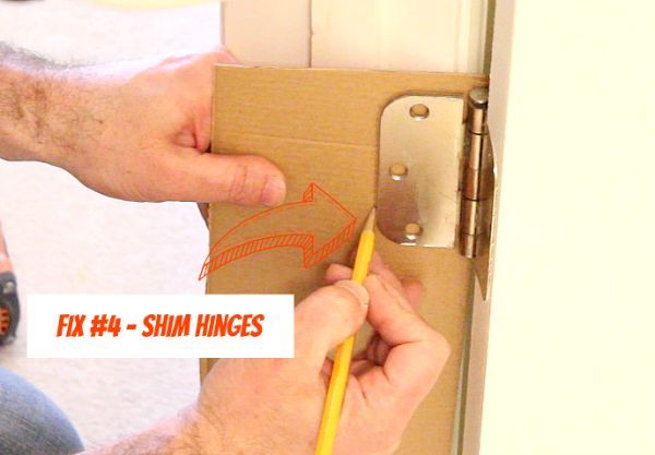 4 correes simples para portas internas pr penduradas, A corre o n 4 adicionar cal os de papel o atr s das dobradi as