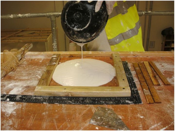 como fazer uma placa de gesso, Uma vez que o gesso tenha sido misturado a uma consist ncia cremosa o primer derramado no centro do molde e espalhado