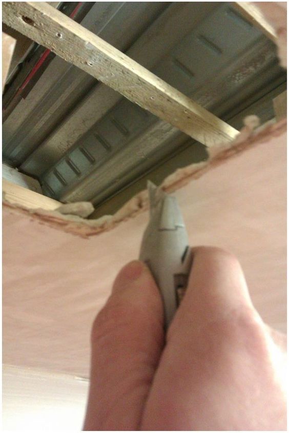 como reparar um pequeno buraco no teto, Com uma l mina de aparador o telhado cortado e uma rea quadrada feita para substitu lo