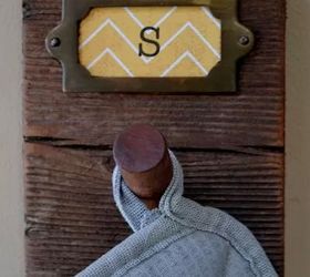 rustic hooks, crafts, Adding a label to the brass tag changes the look