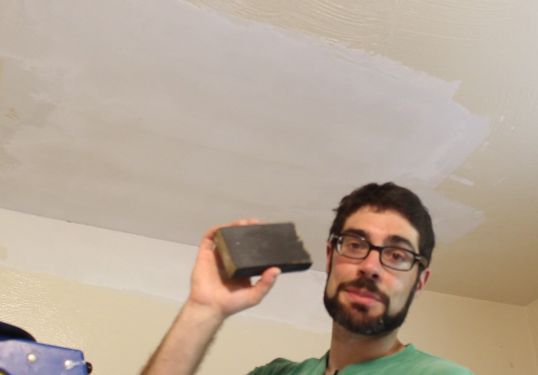 por que aprendi a remendar drywall e voc tambm deveria, Lixe com uma esponja de gr o m dio para reduzir a poeira