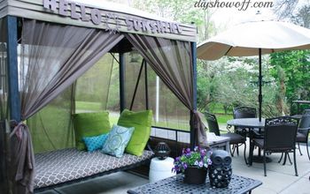 Cómo añadir cortinas a un columpio de patio cubierto al aire libre.