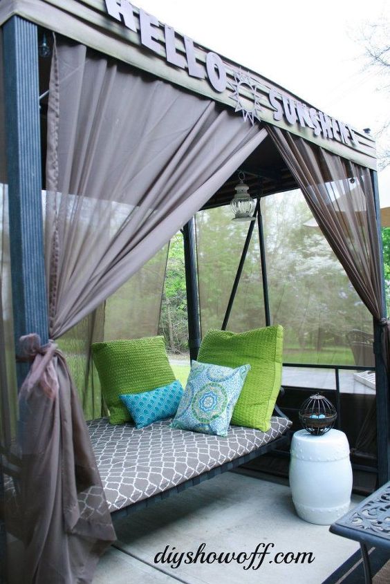 como adicionar cortinas a um balano de ptio coberto ao ar livre, tamb m uma cama de dia ao ar livre