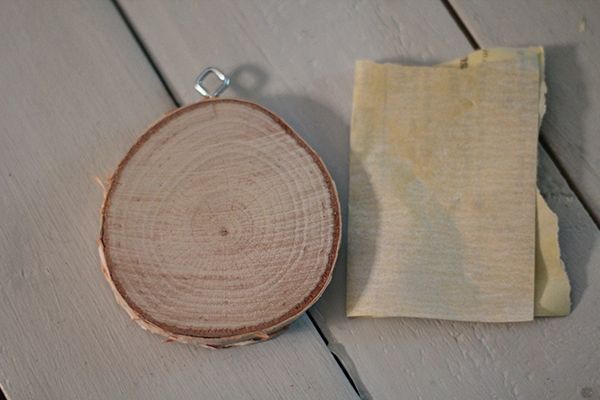 adornos y regalos navideos personalizados en forma de lminas de madera, Lij ligeramente los lados para alisarlos antes de a adir las im genes a la madera