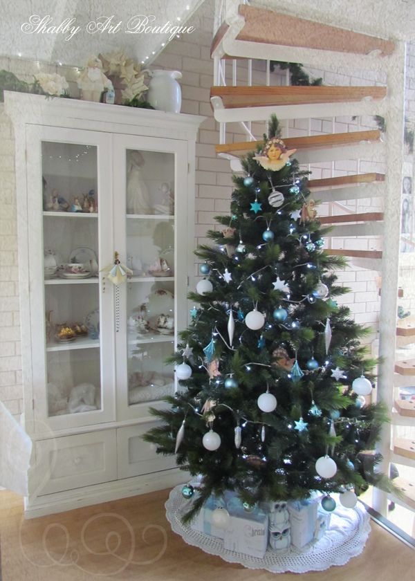 a shabby white christmas in australia, christmas decorations, seasonal holiday decor, The main tree sits snuggly in the centre of the spiral staircase