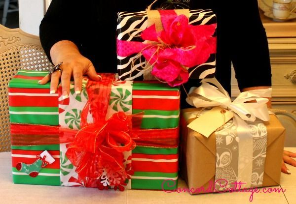 6 consejos para envolver los regalos navidenos que querra, S Compra en tu casa Aqu hay algunos regalos que he envuelto con cosas en mi casa como arpillera tela gemelos adornos y bolsa de papel marr n de trader joes
