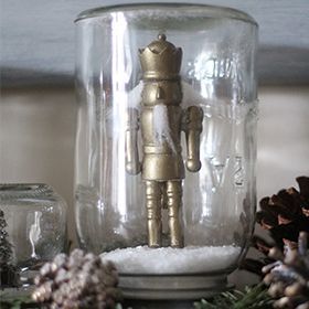 no tarde demais para globos de neve de pote de pedreiro, O ornamento do Quebra Nozes pintado em ouro e colocado em um globo de neve de pote de pedreiro