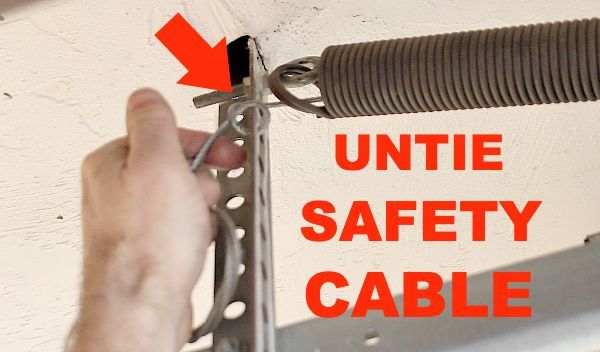 detectar y sustituir los muelles de extensin de las puertas de garaje en mal estado, Desate el cable de seguridad
