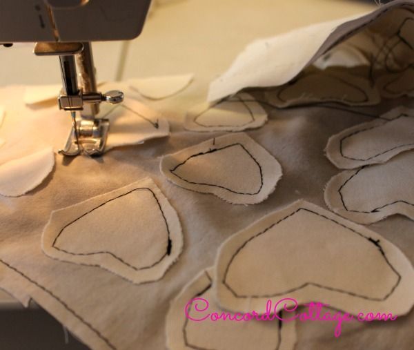 almofada de corao inspirada na antropologia, Leve o seu tempo para costurar os cora es
