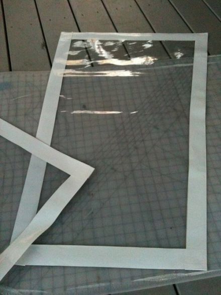 envolviendo el proyecto del porche literalmente, Los paneles de vinilo cortados y atados con cinta adhesiva