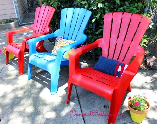 actualizar los muebles del patio con pintura en aerosol