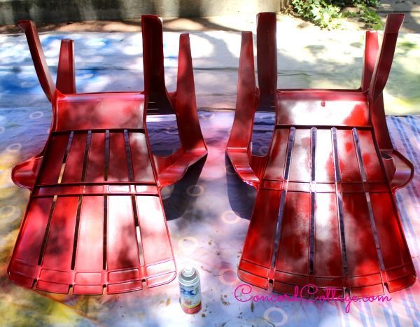 actualizar los muebles del patio con pintura en aerosol