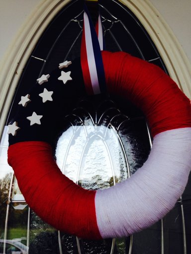 patriotic yarn wreath, crafts, patriotic decor ideas, seasonal holiday decor, wreaths