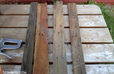 plantadores de arame de frango cheios de musgo em madeira de palete