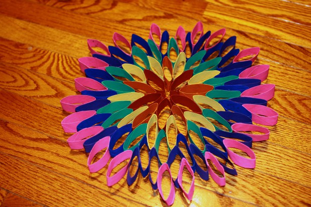 manualidad de rollo de papel higinico con flor de arco iris