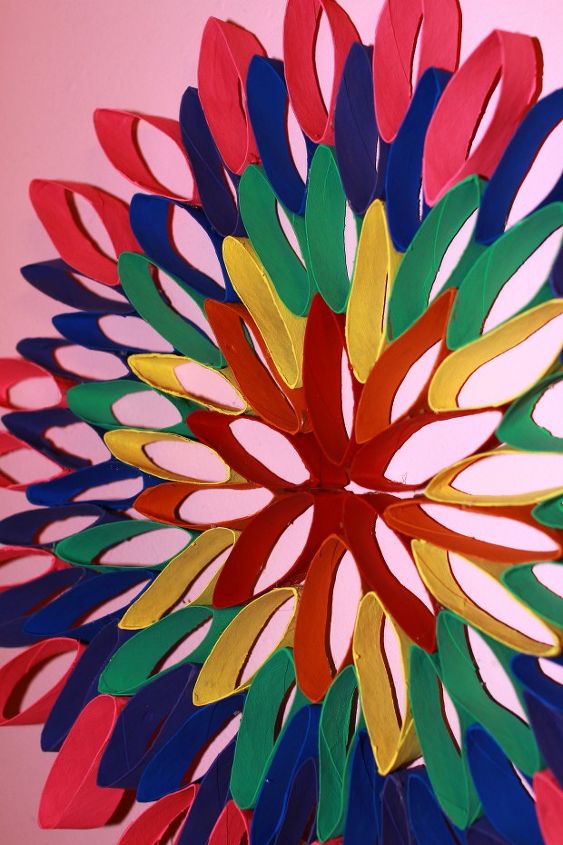 manualidad de rollo de papel higienico con flor de arco iris