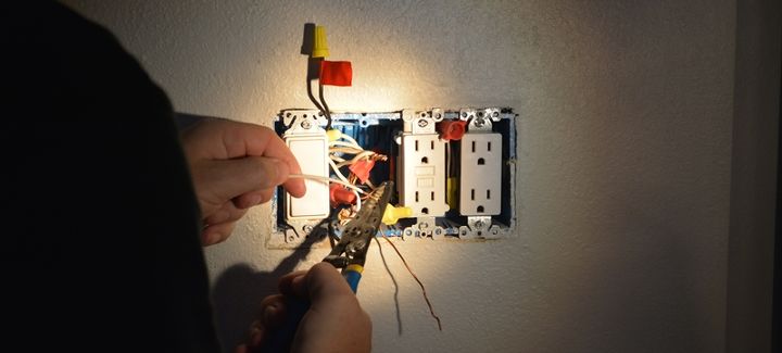 instalando um interruptor controlado por umidade para um ventilador de banheiro