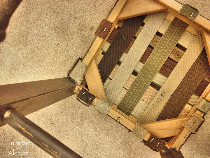 cinturones de tiendas de segunda mano convertidos en asientos funcionales