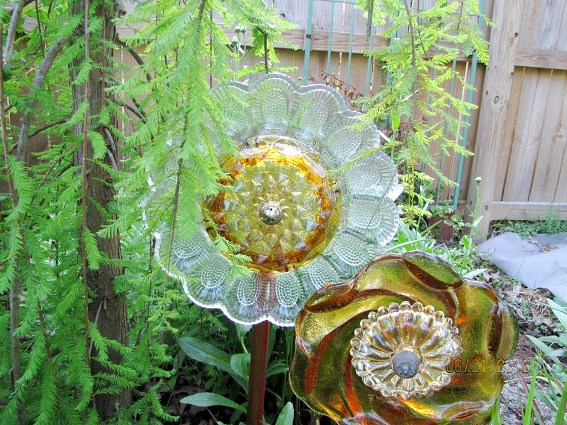 dish flower diy garden craft, crafts, gardening, repurposing upcycling, Louise Yunck s beautifully displayed dish flo