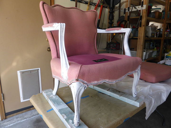 elegante silla de tela pintada gris