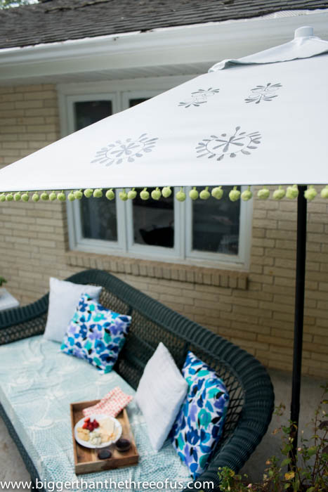 home outfitters patio umbrella Offset Hanging this umbrella offers 360 rotation for optimal shade positioning 6.5 x 10 ft Wind
