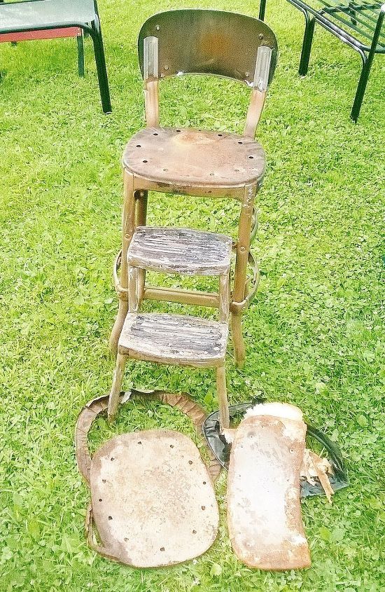 cadeira de jardim reformada para lixo