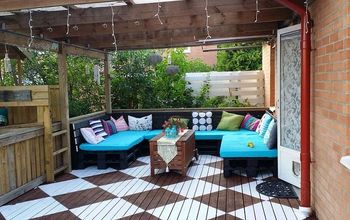 Fixed up the Backporch/Patio With new Lounge of Pallets and Paint