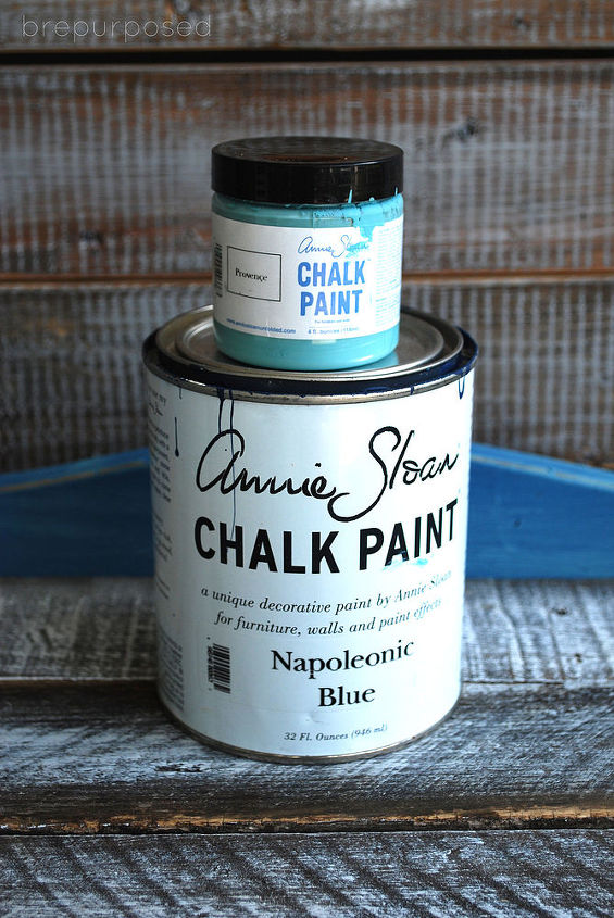 mesa pintada con tiza azul y tablero de palet