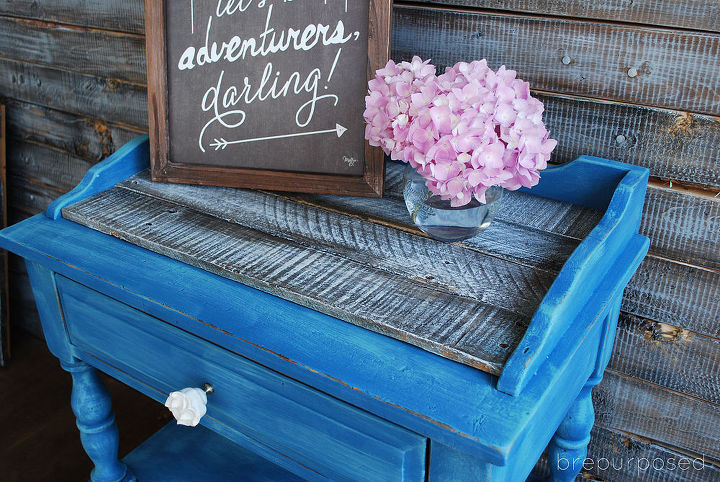 mesa pintada con tiza azul y tablero de palet