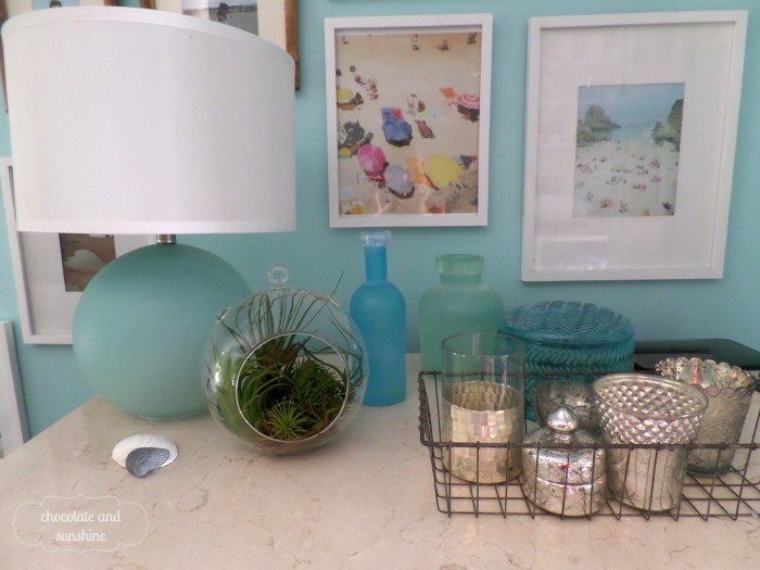 sala de estar inspirada en la playa actualizada a un coste mnimo, Me encanta esta peque a l mpara de color turquesa