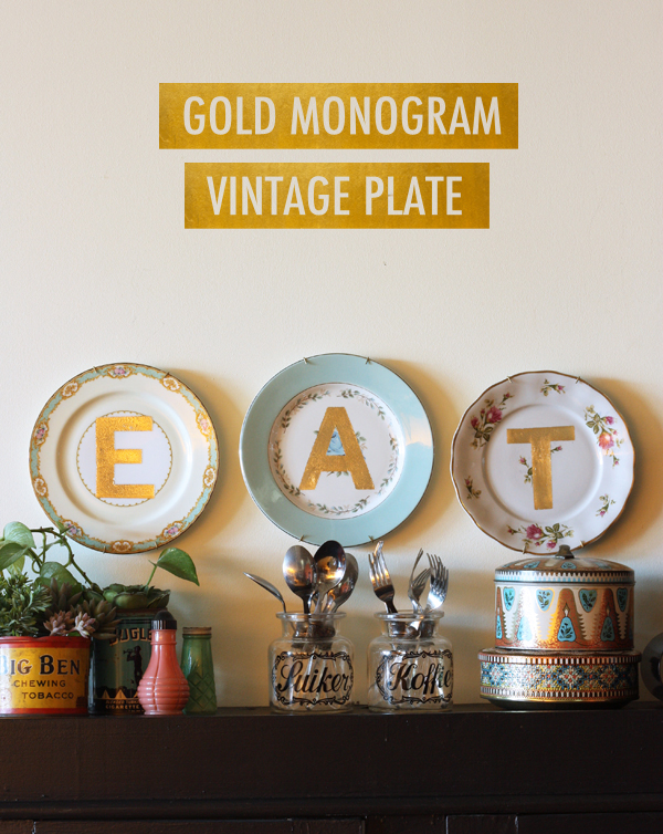 platos vintage con monograma dorado