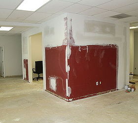 renovacion de la oficina con pared de palets, Paredes de la oficina lijadas y listas para pintar