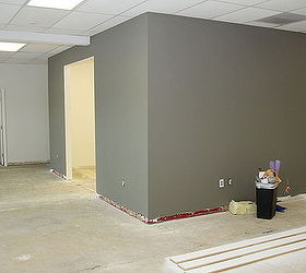 renovacion de la oficina con pared de palets, Paredes imprimadas y pintadas
