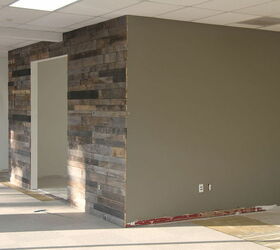 renovacion de la oficina con pared de palets, Una pared terminada