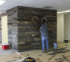 renovacion de la oficina con pared de palets, Letras SC siendo instaladas