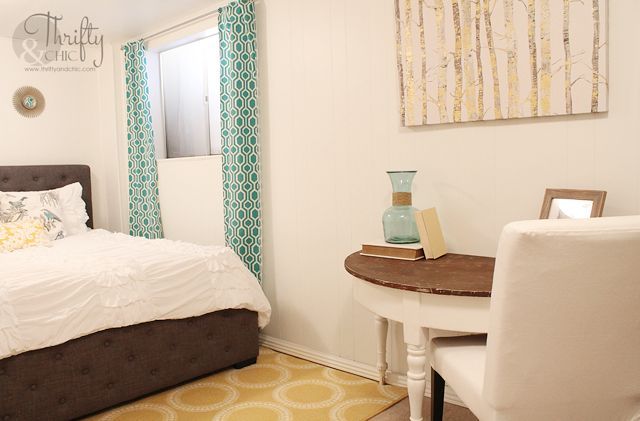 dormitorio con paneles de madera de los aos 70 cambiado a blanco y brillante