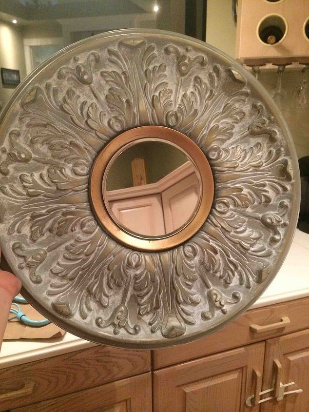 medalho de teto de plstico transformado em um espelho magnfico, Com o espelho no lugar