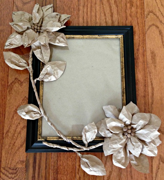 marco decorado con flores de papel marrn