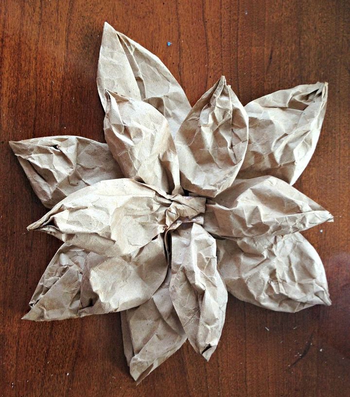 moldura decorada com flores de papel pardo