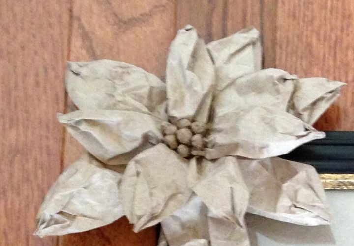 moldura decorada com flores de papel pardo