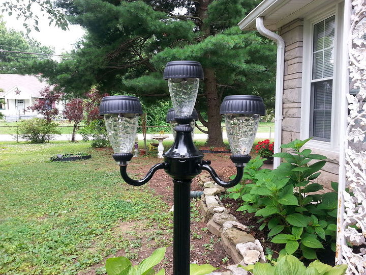 lamparas reutilizadas en luces solares para el patio