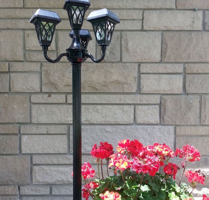 lamparas reutilizadas en luces solares para el patio