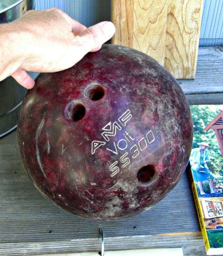 arte de patio con bolas de bolos recicladas